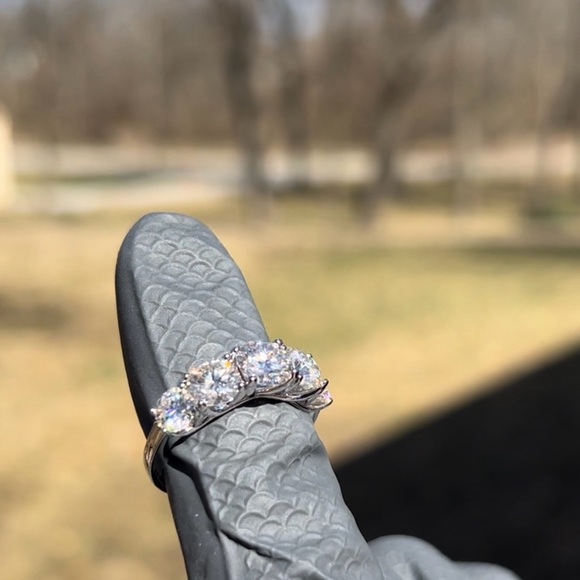 18K 3.6CT AUTHENTIC MOISSANITE 5 STONE DIAMOND RING - Picture 4 of 15